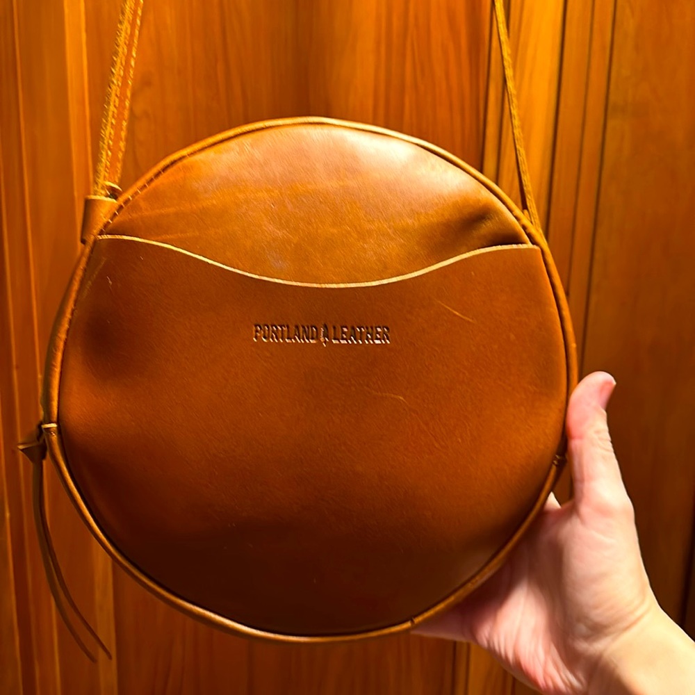 Portland Leather Goods Large circle crossbody EUC